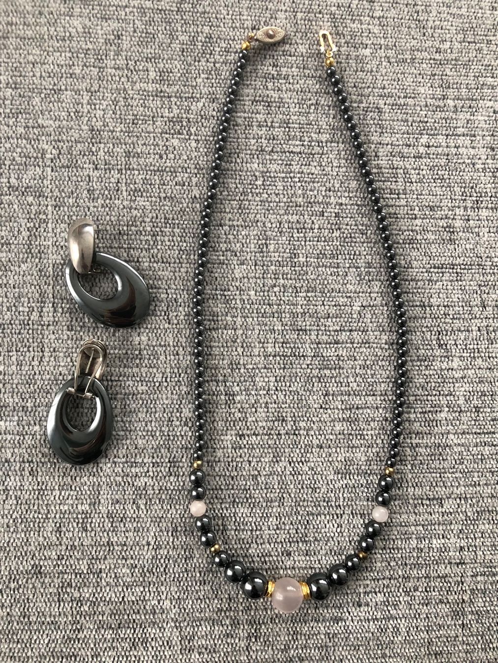 Catenine: Hämatit-Kette und Ohrringe – Usato da Wigoltingen venduto da Plascher