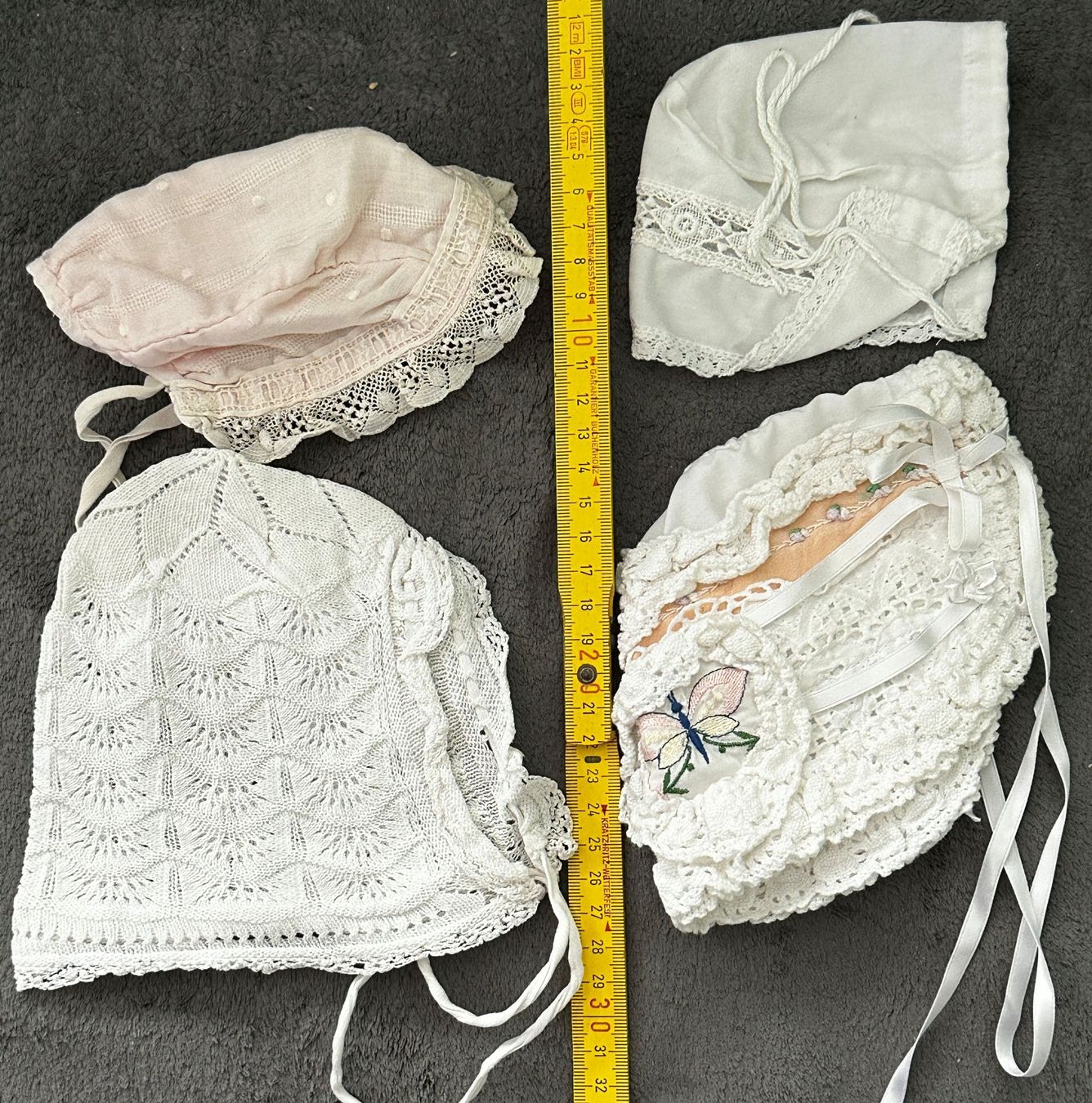Bambole: Puppenkleider Hauben 4 Teile – Usato da Basel venduto da Bingis