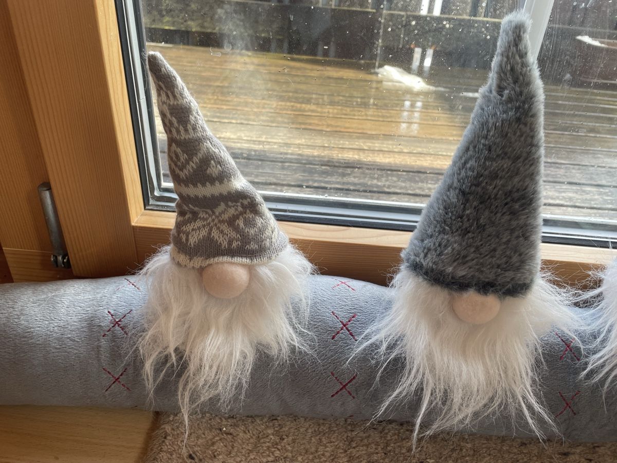 Tutte le decorazioni: Festive Gnomes Draft Stopper - Keep the Cold Out! – Nuovo (secondo la descrizione) da Buttikon SZ venduto da trzurigo 2