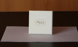 Schmuckschachtel Schmuckbox "PEES" 9.0x9.0cm hellgelb