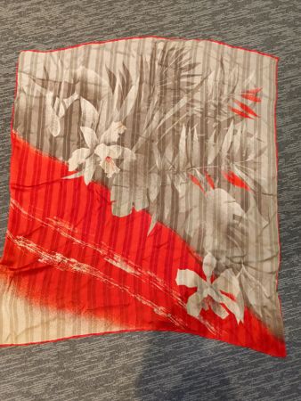 Vintage foulard mit Blumenmuster, Rot/Weiss