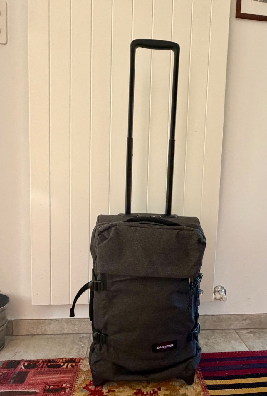 Eastpak Sacs: Sac Eastpak gris excellent état – D'occasion à Arvillard (Salins) par Taniguchi