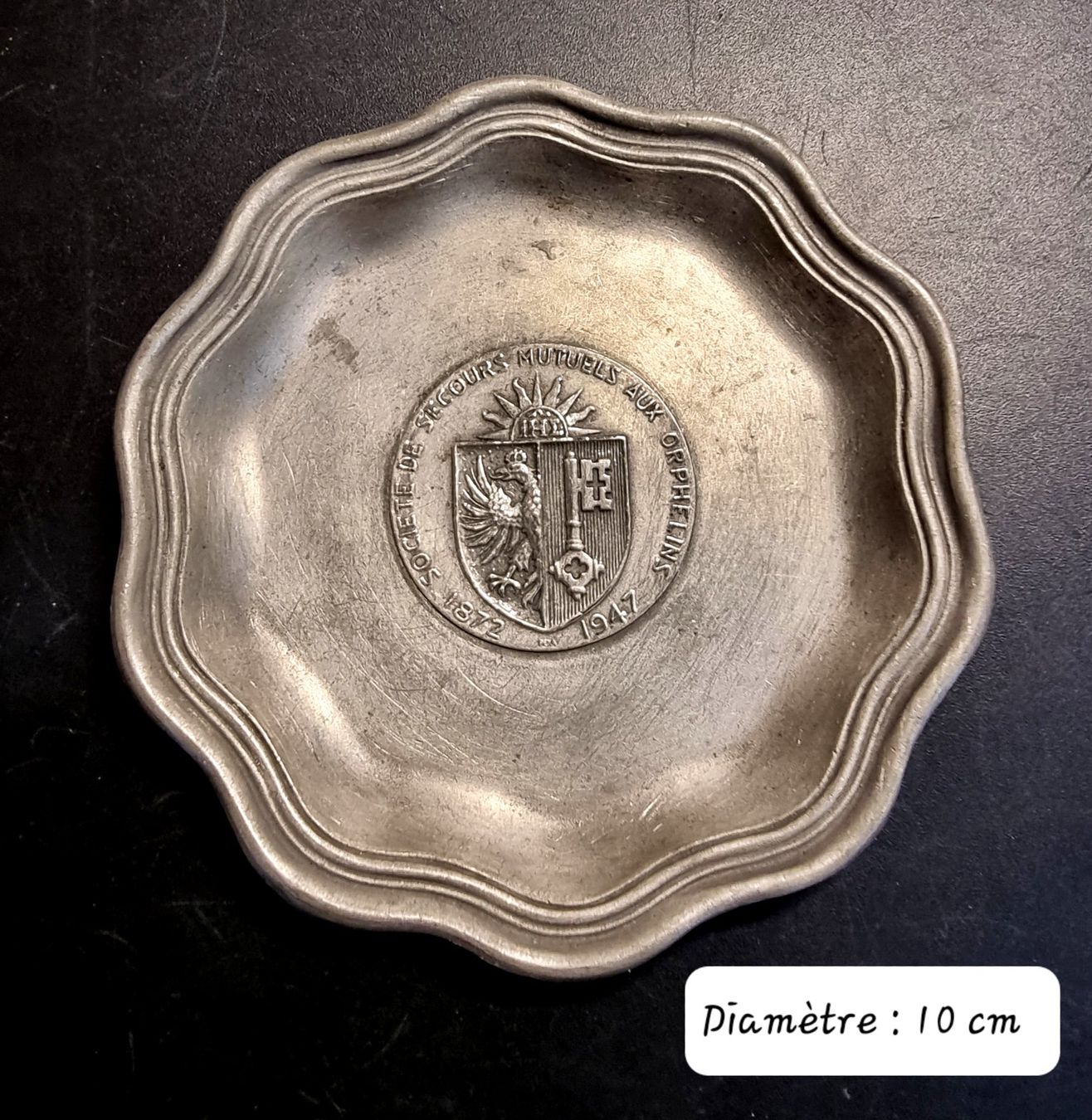 Piatti: Assiette étain commémorative 1947 Genève – Usato da Veyrier venduto da Leilazizou