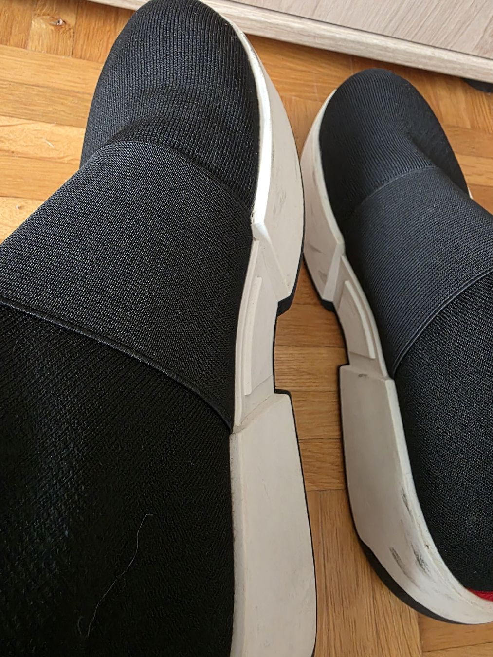 DKNY Damenschuhe: DKNY Sneakers, Schwarz/Rot, Gr. 39 – Neu (gemäss Beschreibung) aus St Gallen von vir_5kgt 5