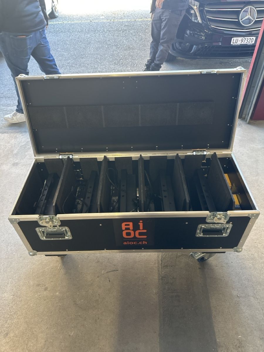 Fari: Showtec Stage Blinder 2 inklusive Flightcase gebraucht – Usato da Hochdorf venduto da aioc 3