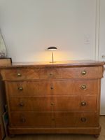 Schöne klassische Kommode mit schöner Holzmaserung
