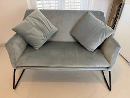 2-Sitzer Sofa Velvet | Hellblau | Metallgestell | inkl. Kiss
