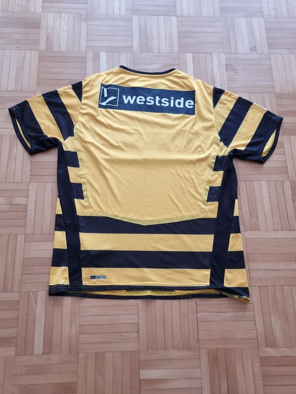 Young Boys Canottiere & Pantaloni: Young Boys 2009-2010 Heimtrikot – Usato da Suhr venduto da SariLacivert1907 1