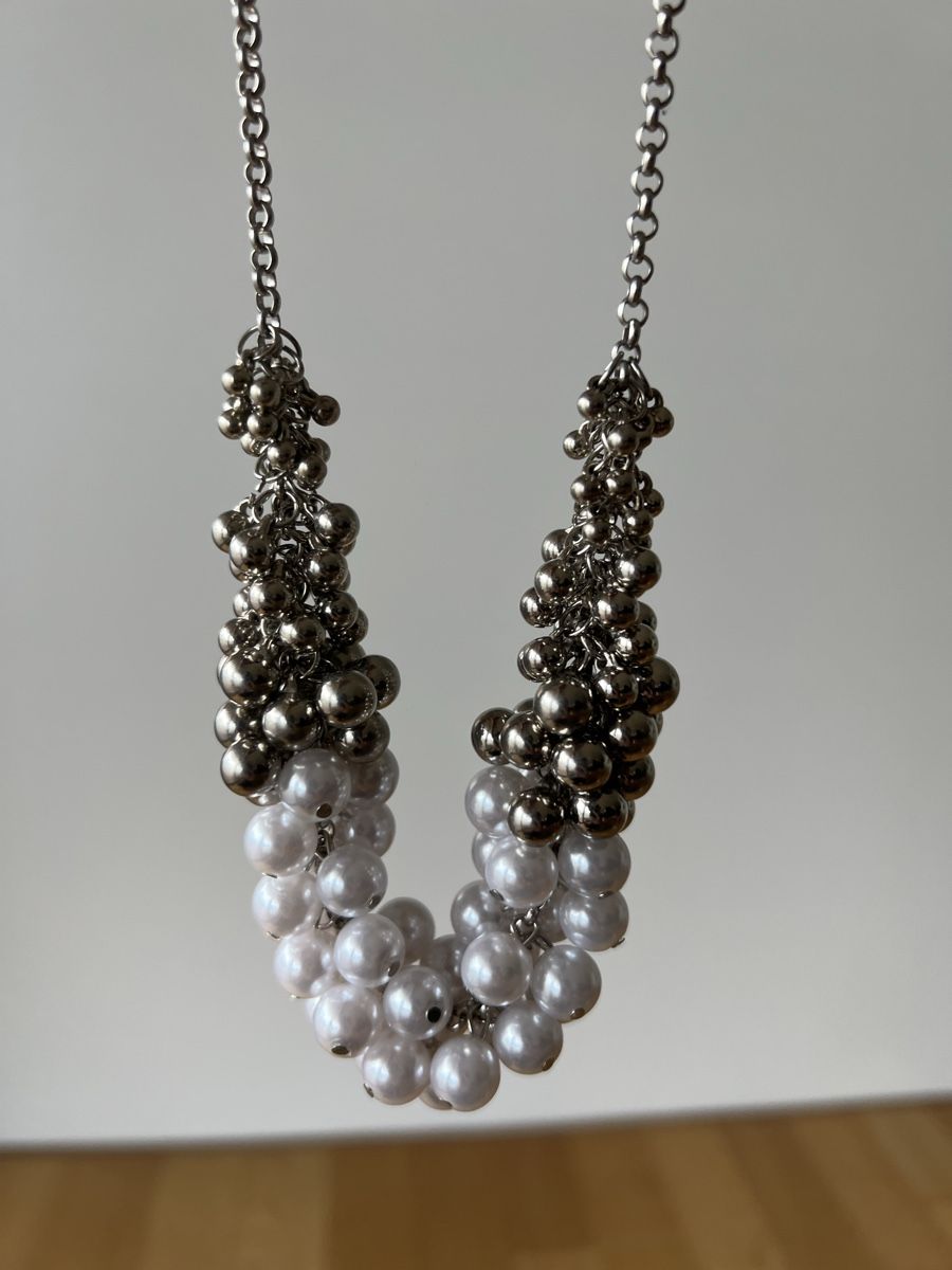 Catenine: Elegante Perlenkette mit silbernen Kugeln – Usato da St.Gallen venduto da Shopaholic5 1