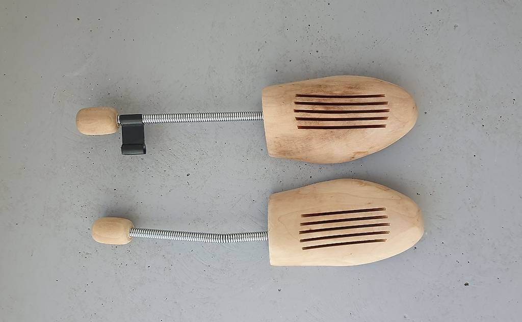Sonstige Kleidung & Accessoires: Embauchoirs en bois de chêne 44 - 45 – Gebraucht aus Servion von meno999 2