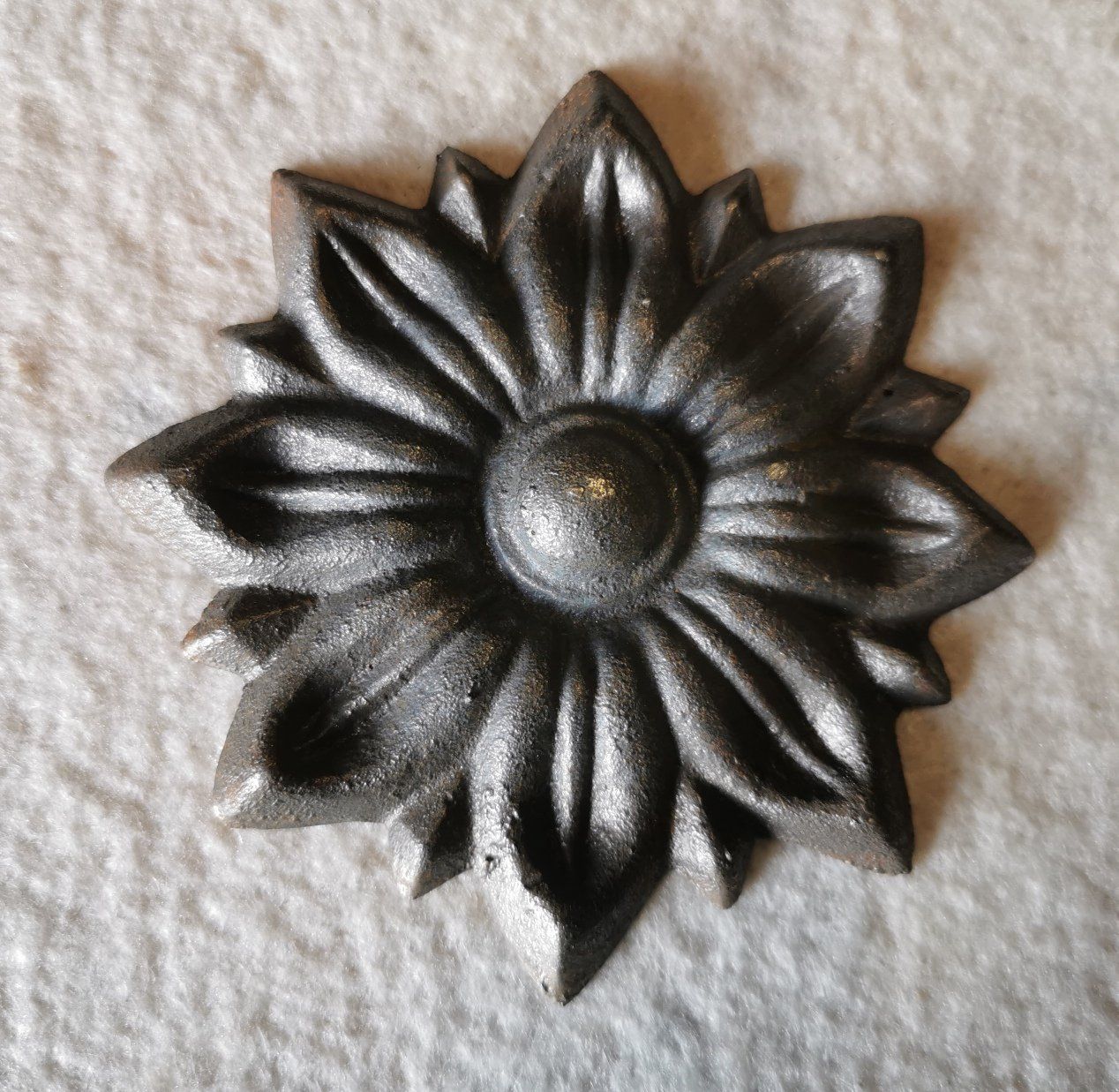 Tutte le decorazioni: Rosette "Blume", D 90 mm,  Gusseisen – Usato da Vielbringen Worb venduto da Isch-0u-guet