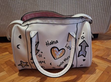a vendre sac a main blanc avec designe  d origine 