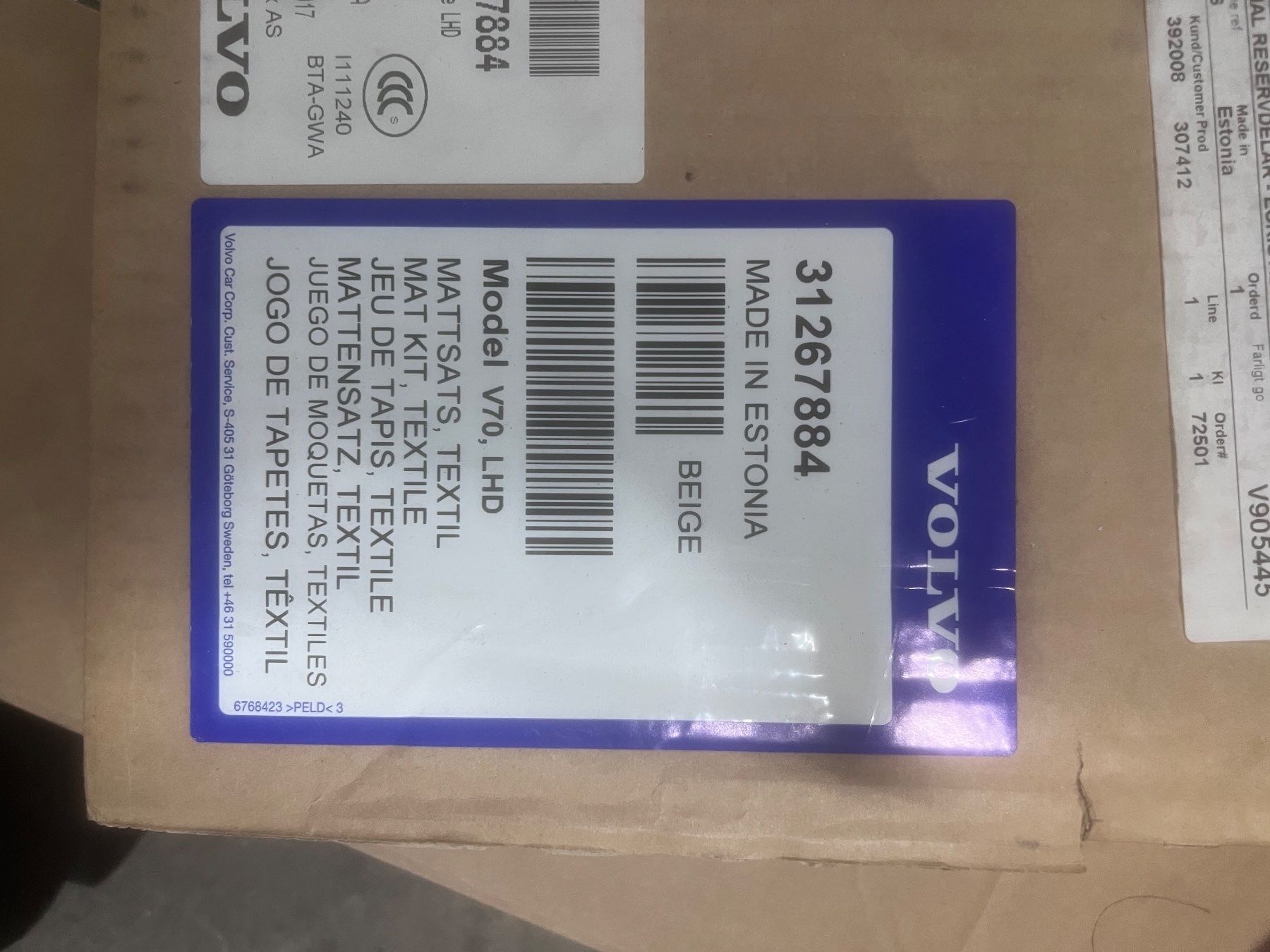 Volvo Tappeti & Tappetini: FUSSMATTENSATZ VOLVO TEXTIL, BEIGE – Nuovo e nell'imballaggio originale da Cham venduto da Imholz-Autohaus 1
