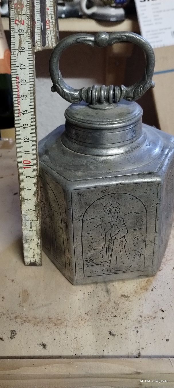 Caraffe: Zinnkrug 6-eckig, mit Gravur  – Usato da Wil ZH venduto da deurchig 2