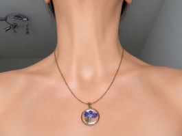 Collier médaillon résine et véritable fleur de Lobélie bleue