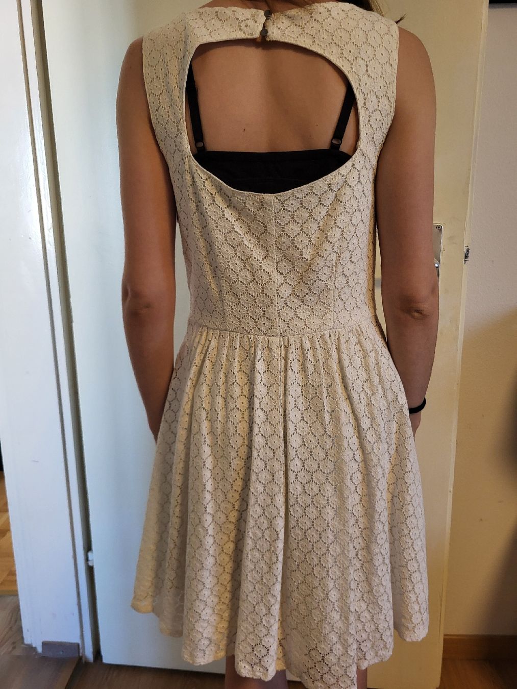 Only Vestiti: Cremefarbenes Spitzenkleid – Usato da Baar venduto da SandroTI 3