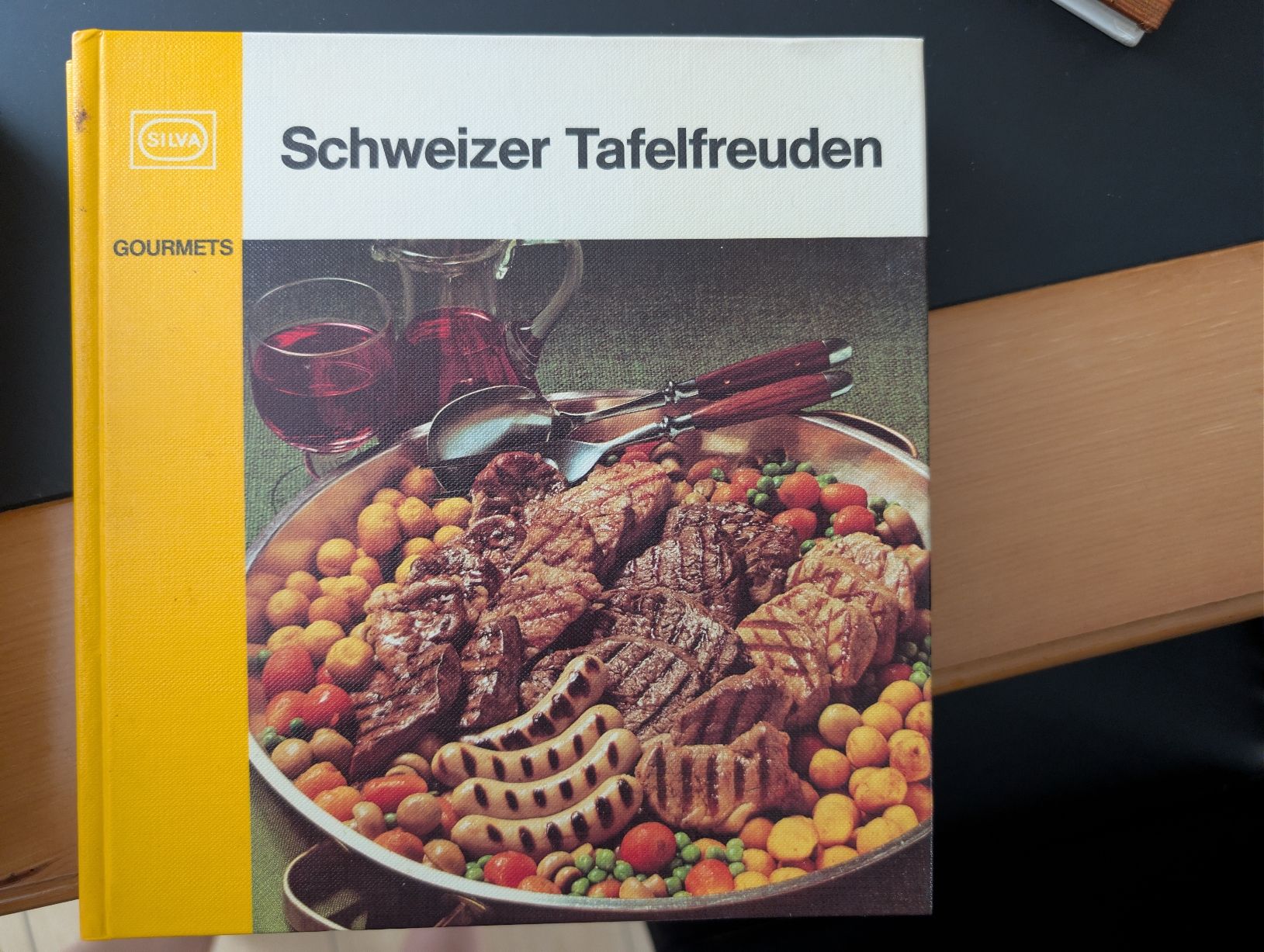Libri: Schweizer Tafelfreuden Band 1. – Usato da Bern venduto da berneroberlaenderin