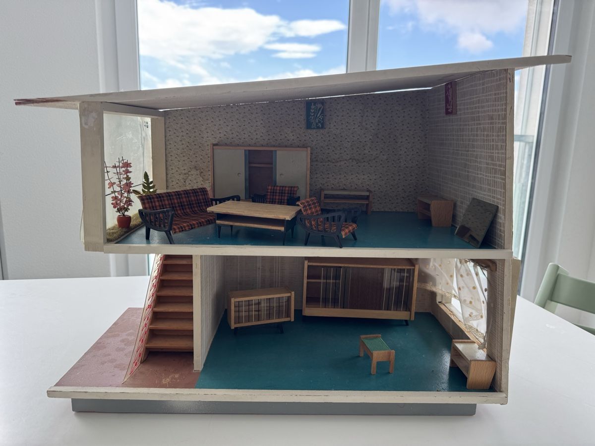 Puppenhäuser & -möbel: Altes Puppenhaus – Gebraucht aus Zürich von Vindpust