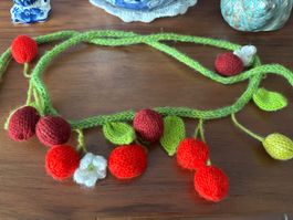 Handgestricktes Halsschmuckstück "Kirschen"