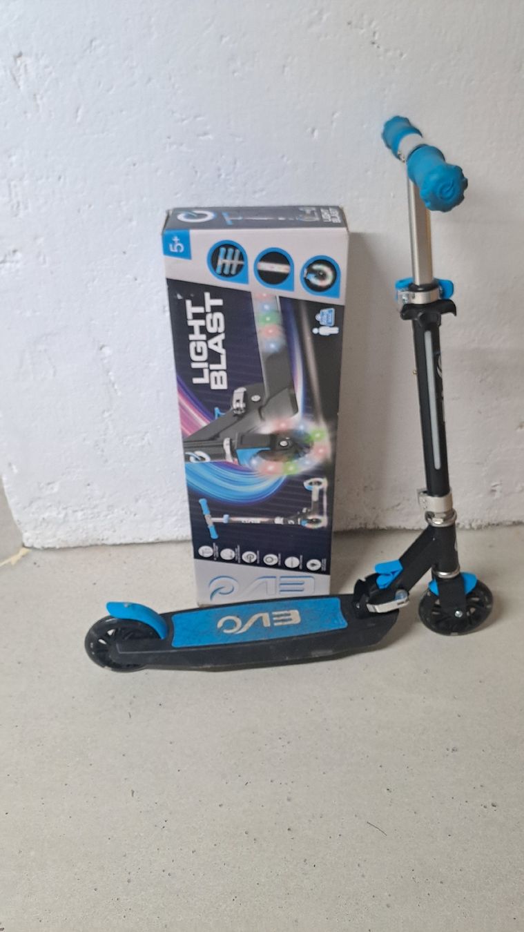 Kickboard: Kickroller EVO Light Blast blau Grösse 5+ ab 5 Jahren – Usato da Orpund venduto da Ricooder 1