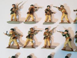 30 Soldats en plastique 5 cm peints à la main