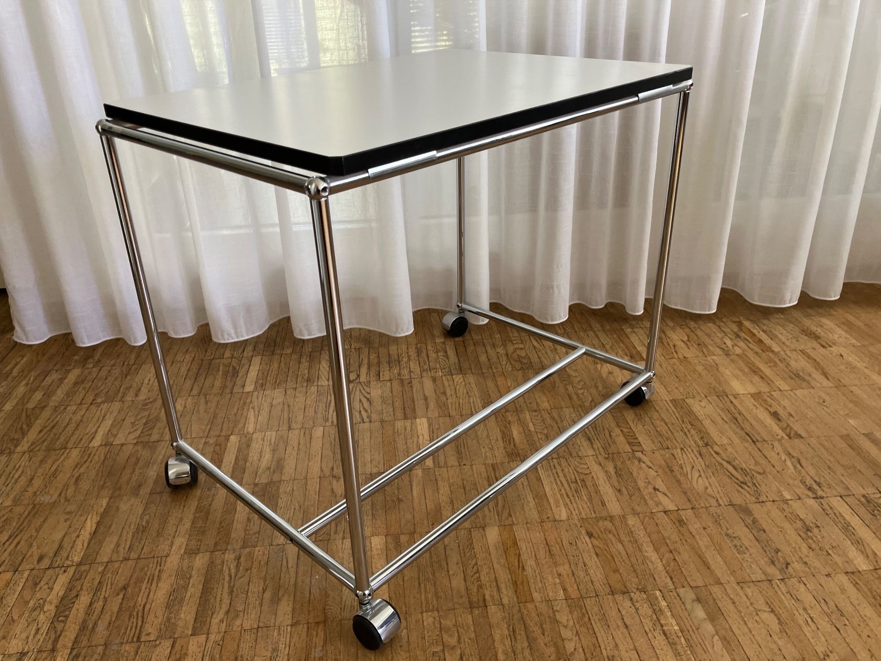 USM Tavoli: USM Haller Beistelltisch mit Rollen, Top! – Usato da Zürich venduto da mar_2byv 2