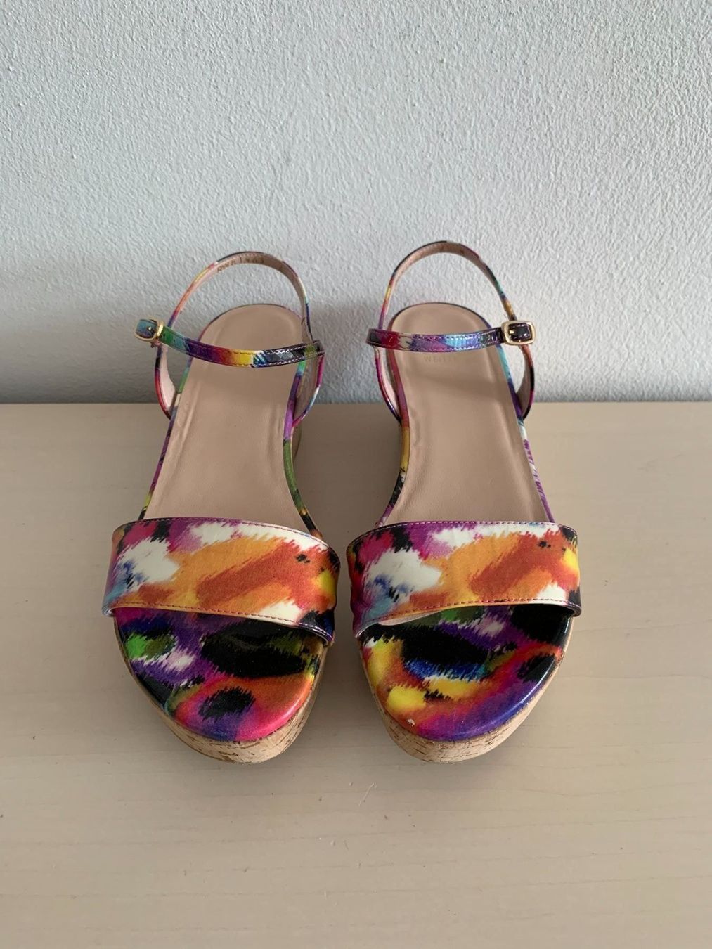 Stuart Weitzman Scarpe da donna: STUART WEITZMAN: Edle florale Lackleder Sandale, 37,5 – Nuovo (secondo la descrizione) da Luzern venduto da designluzern 3