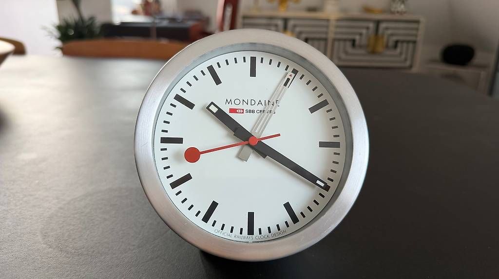 Mondaine Stand- & Wanduhren: Mondaine Tischuhr und Wecker – Gebraucht aus Zürich von Leepeex