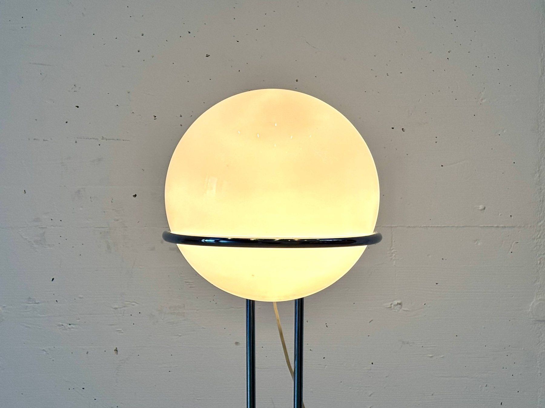 Lampen: Space Age Stehlampe mit Opalglaskugel und Chromgestell, 70er – Gebraucht aus Zürich von LeMoege 3