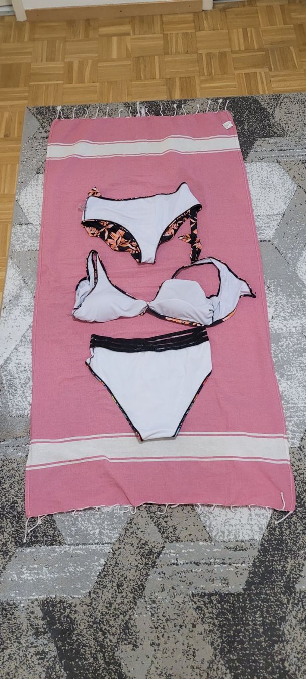Maillots de bain & Bikinis: Serviette en coton & Costum de bain/Bas de bikini taille 48 – Neuf (Voir description) à Vevey par x_y_f 2