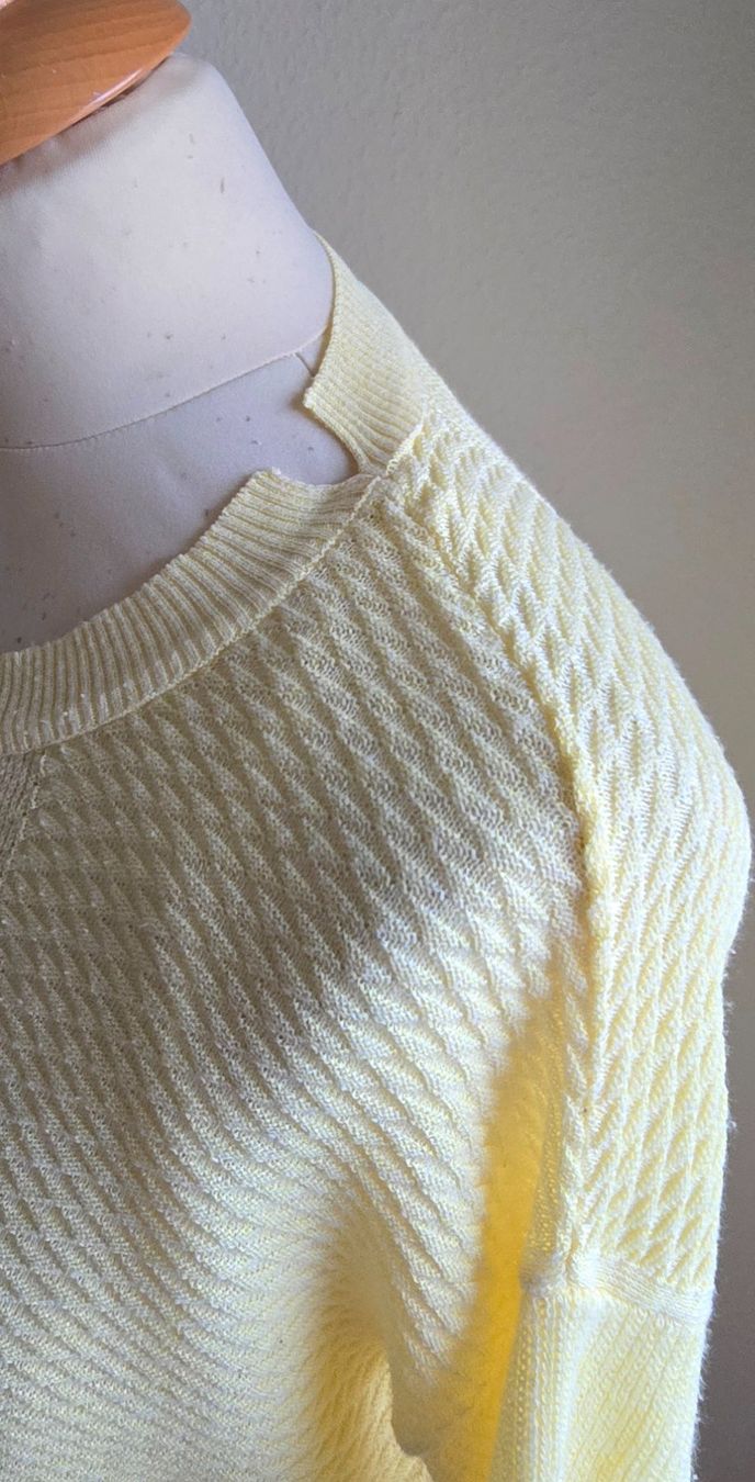 Top: Pull léger jaune pâle taille XS – Usato da Genève venduto da Saleena 7