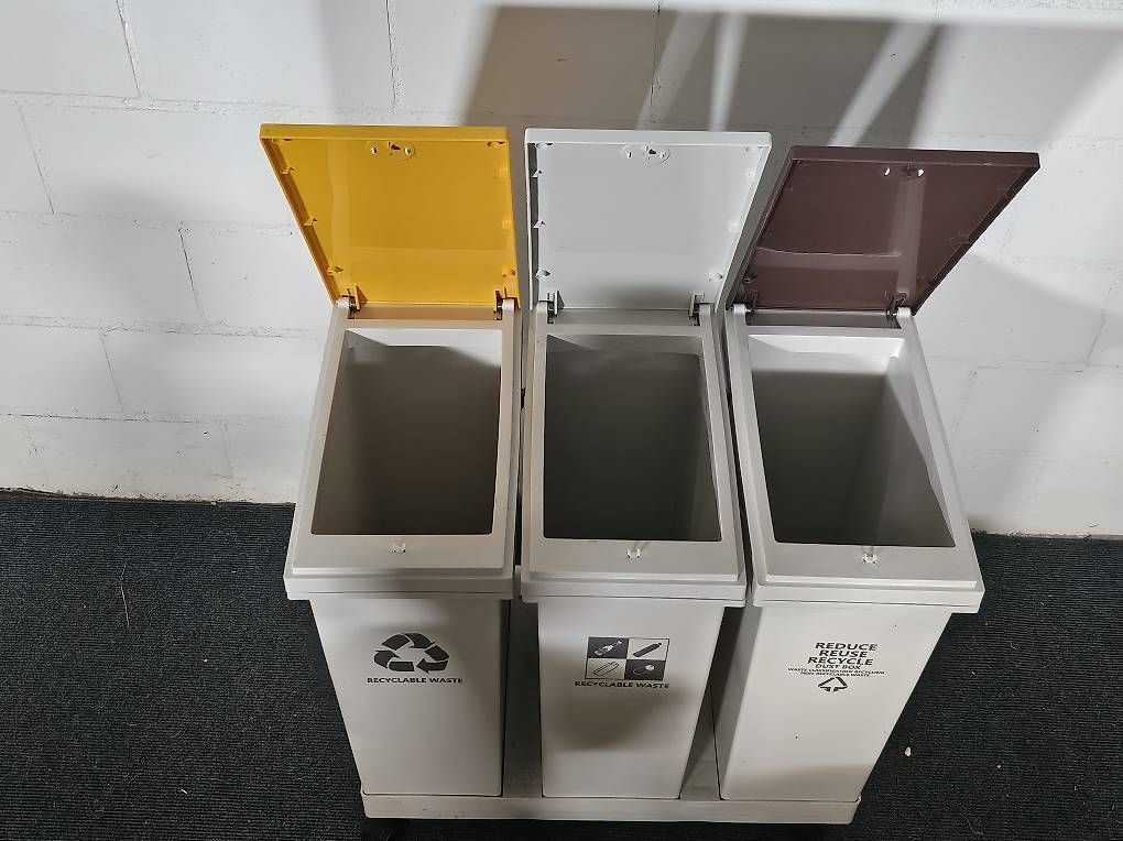 Cestini per rifiuti: Trennsystem Abfalleimer mit 3 Fächern und Deckel – Usato da Lütisburg venduto da nab_282j
