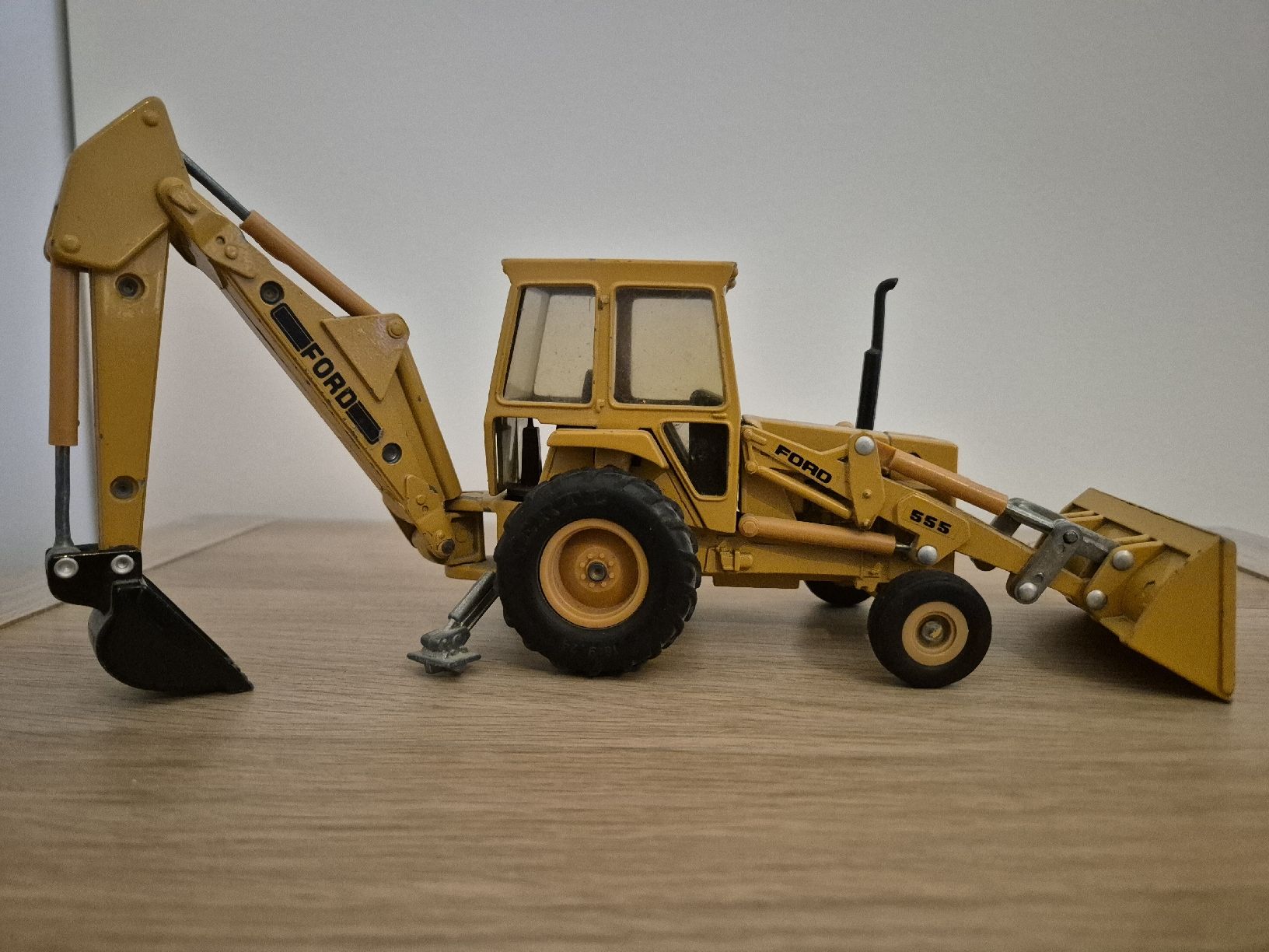 Kit di modellismo & Modellini statici: Ford 555 Baggerlader Spielzeug – Usato da Fischbach-Göslikon venduto da Nuno85