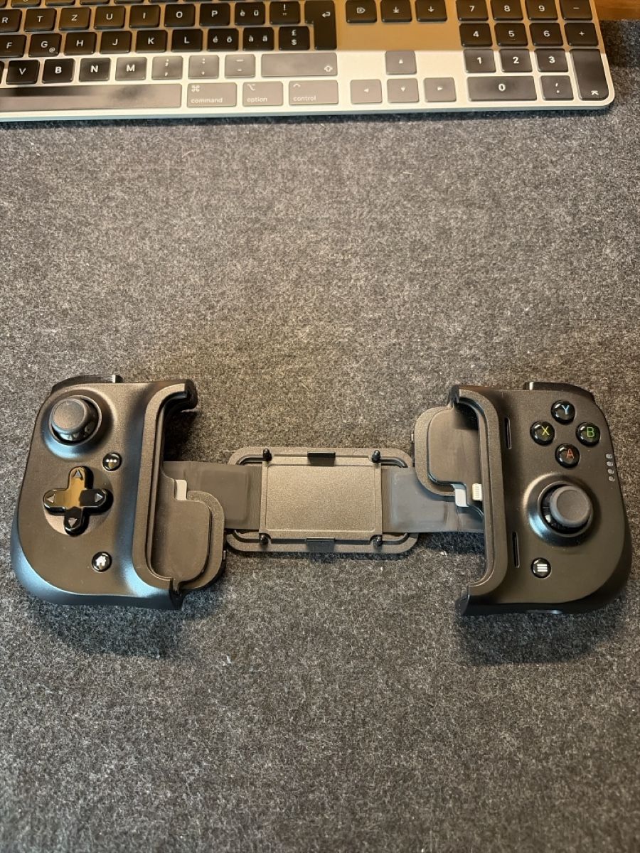 Razer Manettes: Razer Kishi Controller Schwarz, neuwertig – Neuf (Voir description) à Wangen b. Olten par edge6864 2