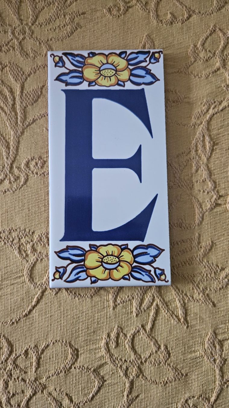 Tutte le decorazioni: Lettera di ceramica smaltata "E" – Usato da Melano venduto da H-Sara