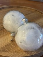 Christbaumkugeln mit Federn