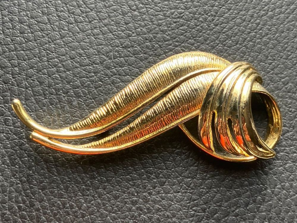 Broche Vintage Dorée Style Rétro élégant - Occasion Portée