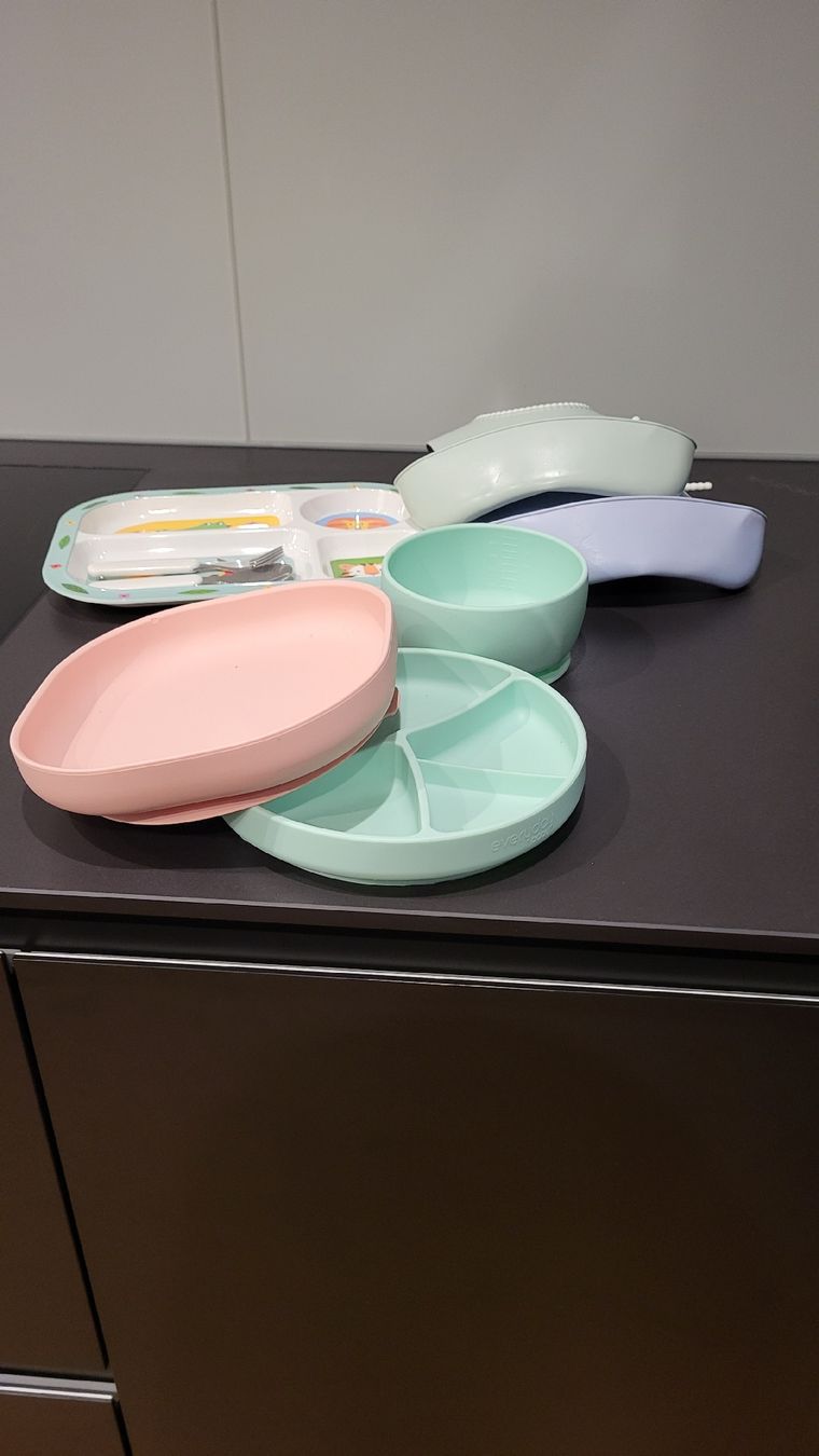 Services de table: Kindergeschirr und Lätzchen – D'occasion à Winterthur par kel_qhz6 1