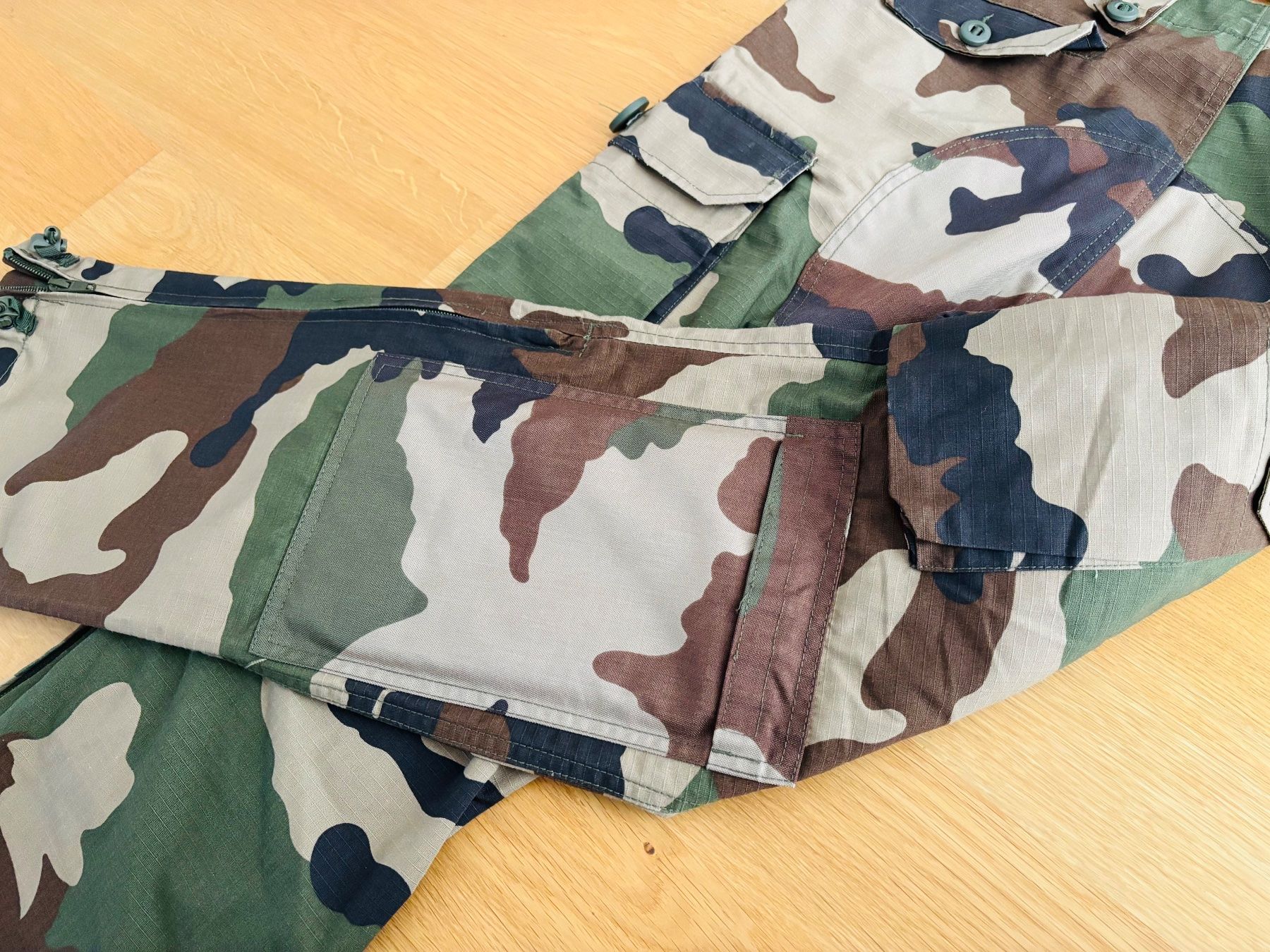Uniformi: Armee Uniform, NEU – Nuovo (secondo la descrizione) da Zürich venduto da 2KiWi 4