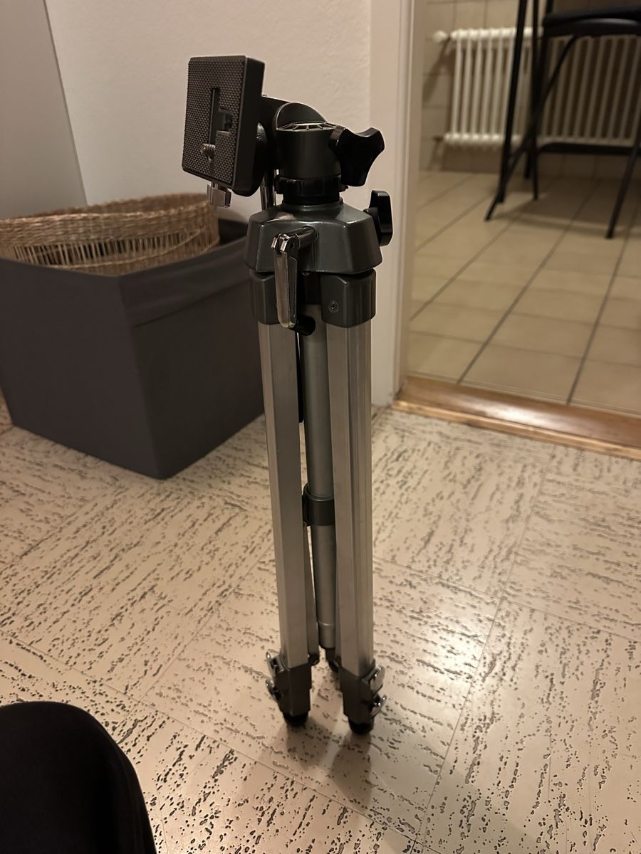 Stative & Köpfe: Trépied Manfrotto solide – Gebraucht aus Lausanne von Tipouze