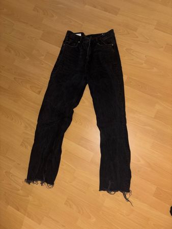 Zara Jeans schwarz mit ausgefranstem Saum Grösse 40