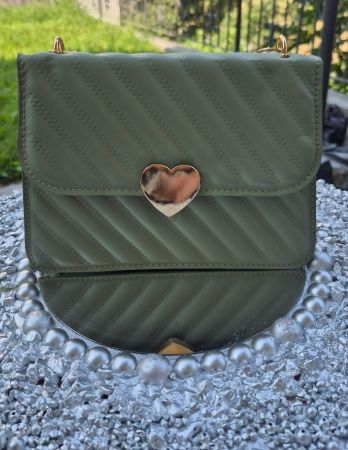 Borsetta donna verde con cuore in metallo nuova misura 21cm