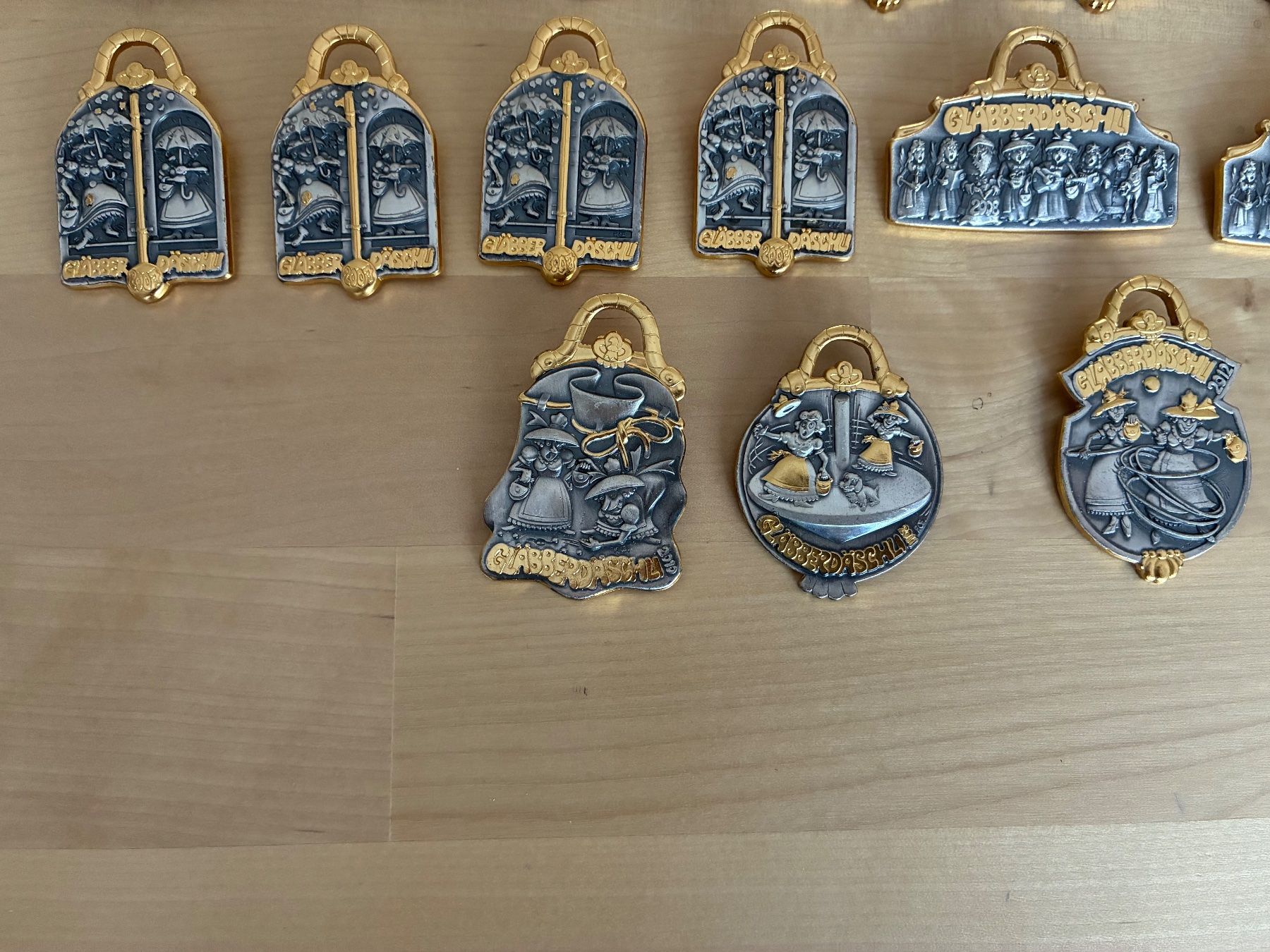 Placchette & Badge: 42 GLÄBBERDÄSCHLI-Plaketten – Usato da Riehen venduto da freestyle_buttons 4