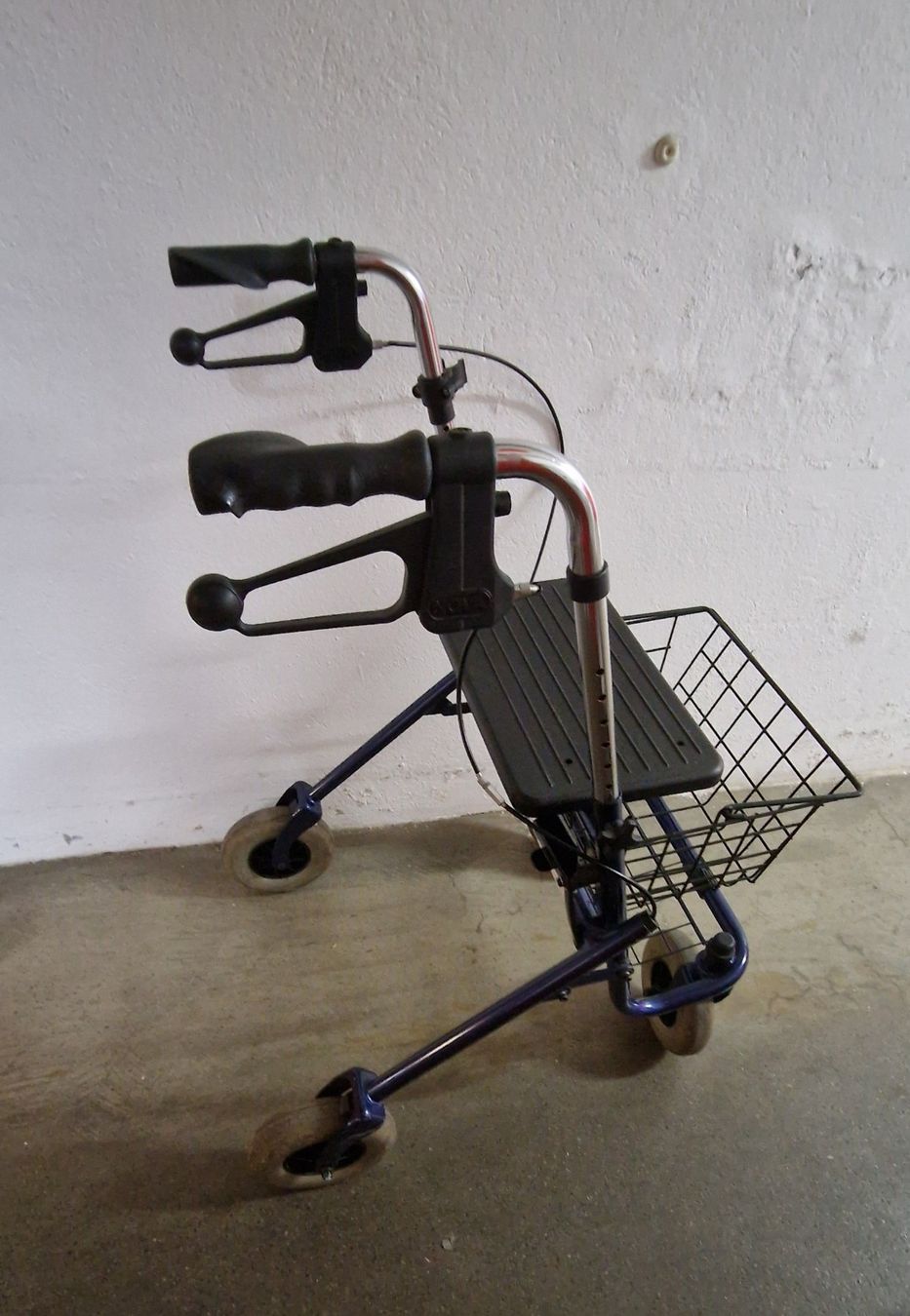 Gehhilfen: Rollator Farbe Nacht Blau Nr. 29 – Gebraucht aus Niederbipp von Trude04 1