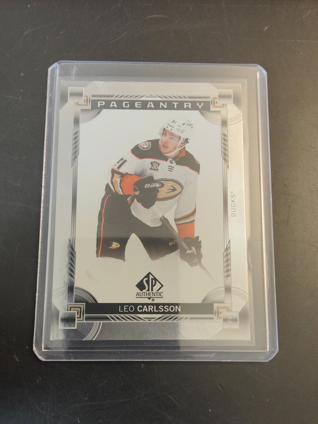Carte collezionabili: Leo Carlsson Anaheim Ducks SP Authentic Pageantry – Usato da Wangen SZ venduto da Sasch3