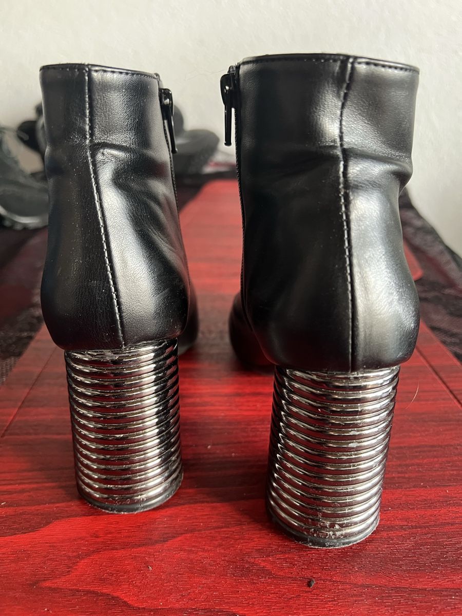 Scarpe da donna: Bottines super originales, chics noires, taille 37 – Usato da Chézard-St-Martin venduto da Cheyenne_75 1