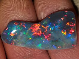 Natürlicher 9.4 Ct multicolor Blackopal aus Lightning Ridge
