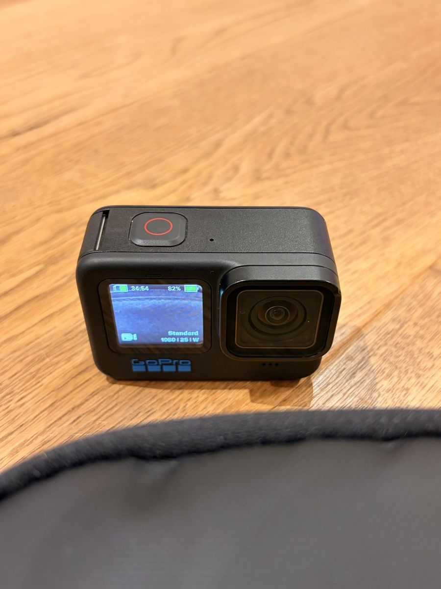 Gopro Action Cam: GoPro Hero 10 Black Mega Action Bundle – Usato da Meilen venduto da Mittwoch632 1