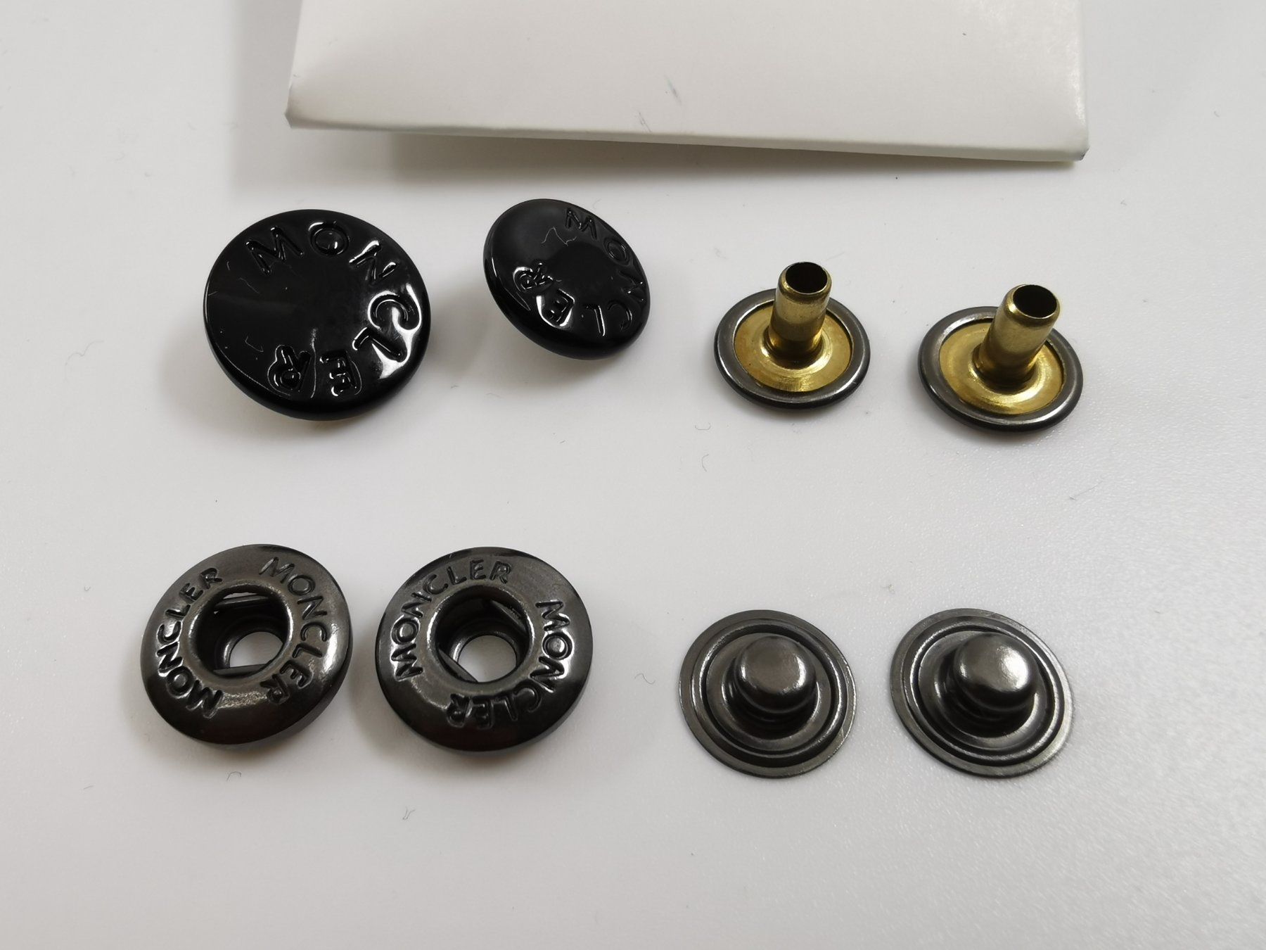 Boutons: Set de boutons original pour doudoune Moncler – Neuf avec emballage d'origine à Lutry par Brocantosaurus 2