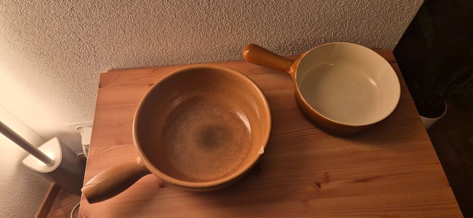 Schalen: Fondue Klassiker,2 Caquelons, einer mit abgesprungenem Stück – Gebraucht aus Dietikon von dorum 2